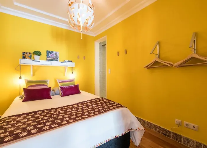 Cozy In Historic Center Лиссабон
